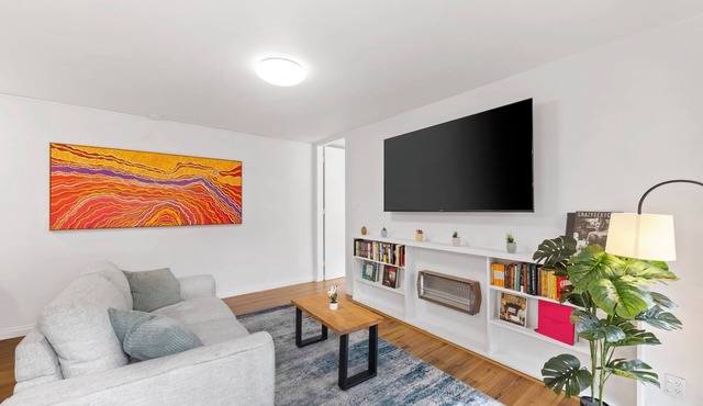 Beautiful Edinburgh Gardens as your back yard!