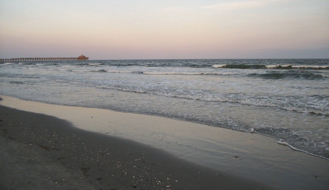 Beautiful Efficiency Condo Across The Street from Beach. Great Pool & Deck Area.