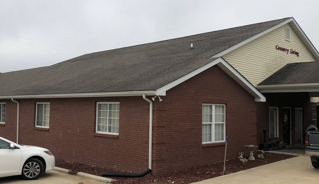 Beautiful eight bedroom, eight bath lodge just minutes from Black River.