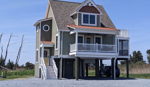 Beautiful elevated new beach house-1 minute drive to the beach!