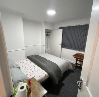 Beautiful En suite Double Room with toilet and washroom R3