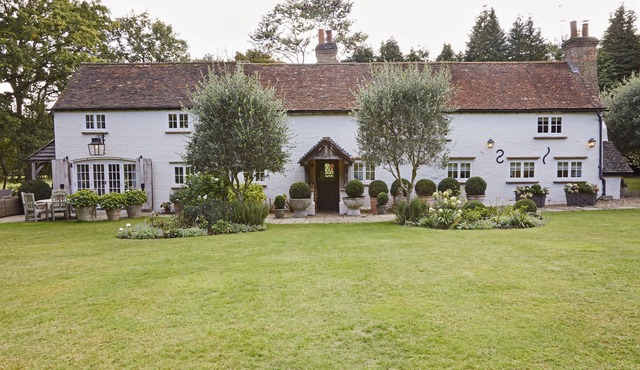 Beautiful English Cottage beside the wonderful Burhill Golf Course in Surrey