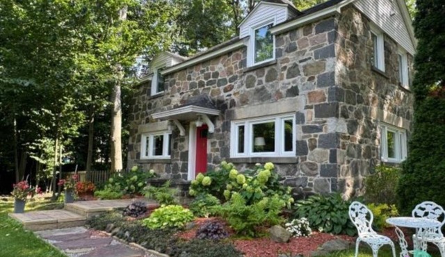 Beautiful English cottage close to ski mountains and all winter activities