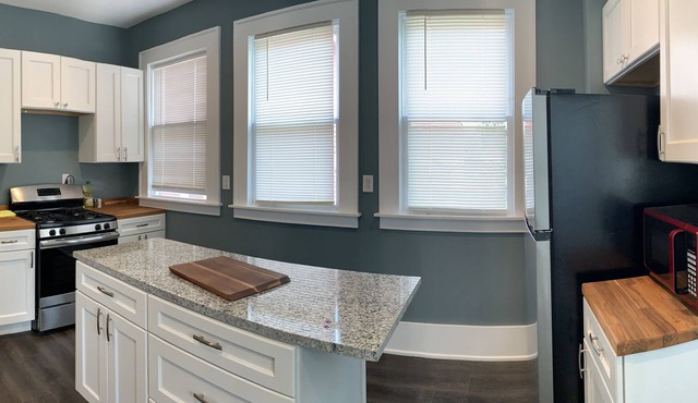 Beautiful Entire Corner house, fireplaces Near SU