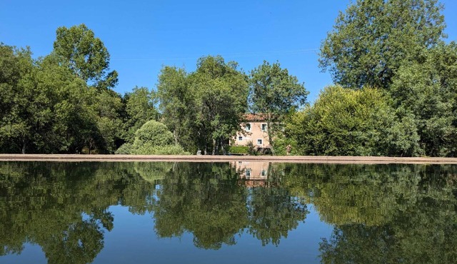 Beautiful romantic Watermill on waterfront in natural park, 40 min from Madrid.