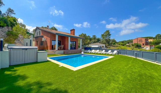 BEAUTIFUL VILLA FOR 14 PEOPLE, WIFI, SALT WATER POOL, BBQ, AIR CONDITIONING