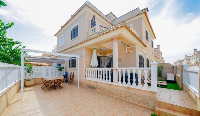 Beautiful house with terrace, swimming pool, located 700 m from the sea (6 pers)
