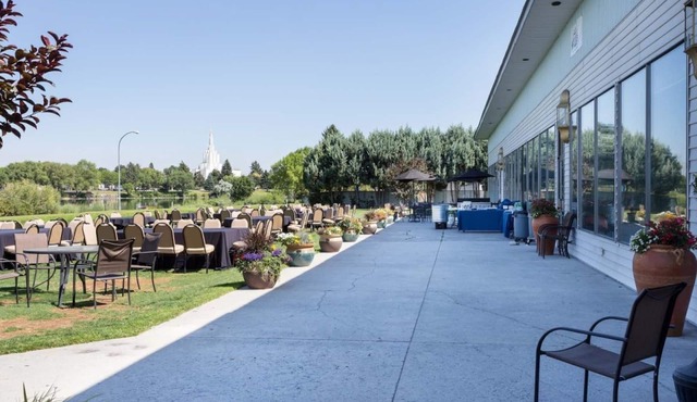 BEAUTIFUL ESCAPE! ONE PERFECT UNIT! COMPLETE WITH SPA, POOL, HOT-TUB