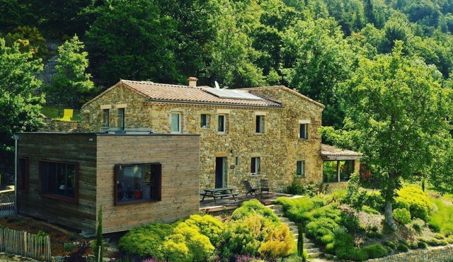 Beautiful estate surrounded by lavender with breathtaking views for 30 guests