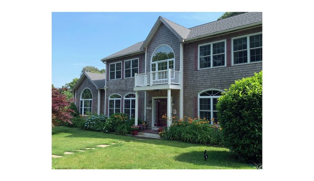 Beautiful Estate with salt water pool & pond with kayaks