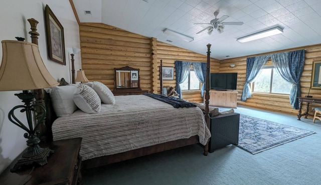 Beautiful Executive Suite - Room 205