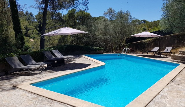 Beautiful family home for 10 people with large swimming pool and Jacuzzi in a quiet location