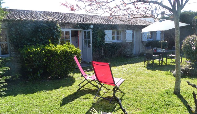 Beautiful farmhouse on large plot of land in Noirmoutier, near town center and sea