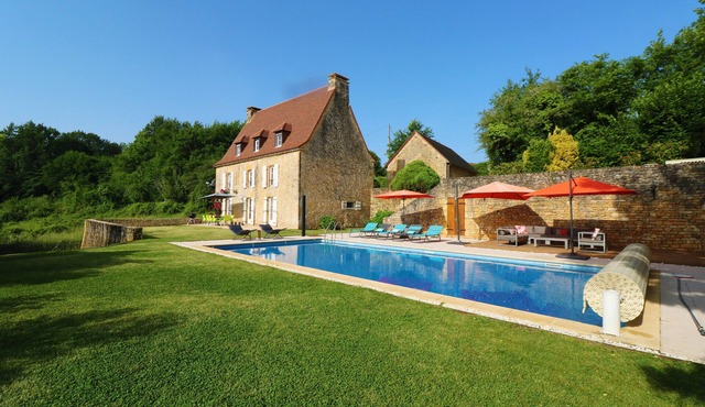 BEAUTIFUL FULLY RENOVATED FRENCH FARMHOUSE WITH HEATED POOL, 5KM FROM SARLAT