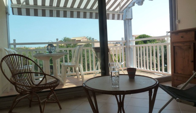 Beautiful F2 with terrace and swimming pool -300 m from the sea and leisure, quiet.