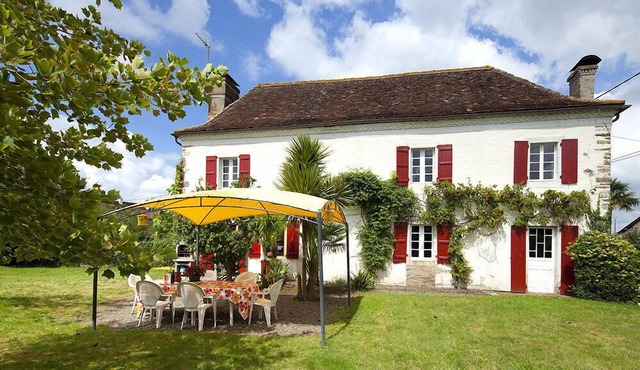 Beautiful Farmhouse With Swimming Pool, Close To River And Medieval Village