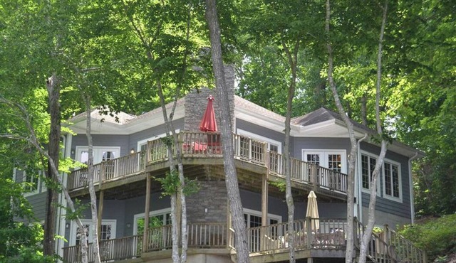 Beautiful fall views on Lake Hartwell! Quiet cove! Everything you need to relax!