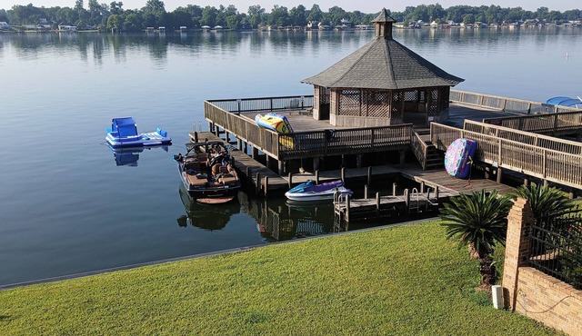 Beautiful False River 3BR Lake House, 1st & 2nd floor Living rooms & Balconies