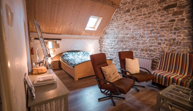 Beautiful family room. Ideally 2 km from the highway and yet wonderfully rural .