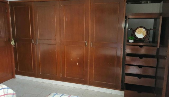 Beautiful family home, centrally located, 10 minutes from the shopping center and the station.