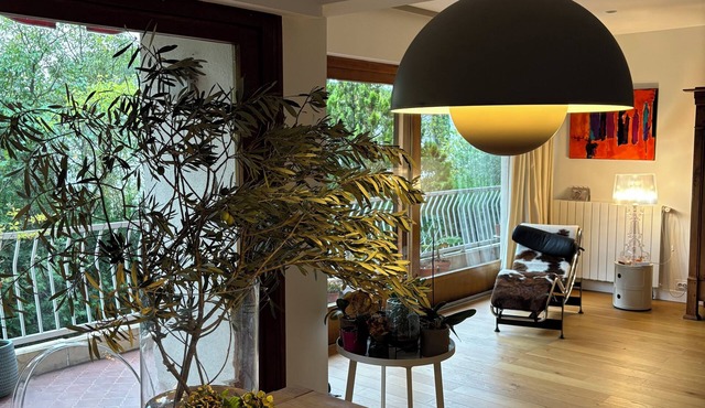 Beautiful family apartment in the middle of a park, in the arceaux district