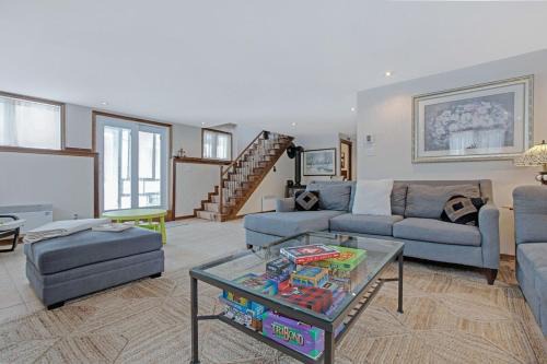 Beautiful Family Cottage with Hot Tub Near Ottawa