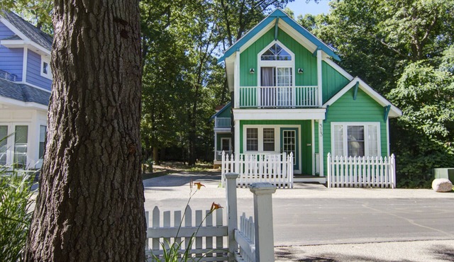 Beautiful Family Cottage in Beachwalk-Grill-AC-Free Wifi-Kids Haven.