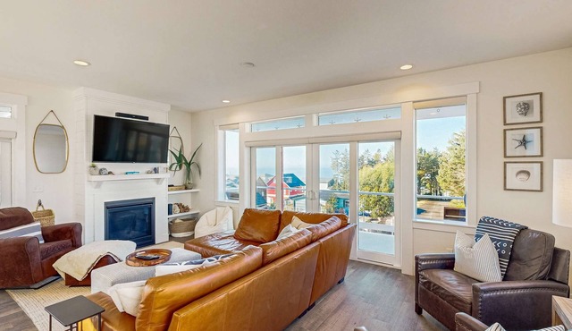 Beautiful family friendly home with private hot tub walk to beach shared pool