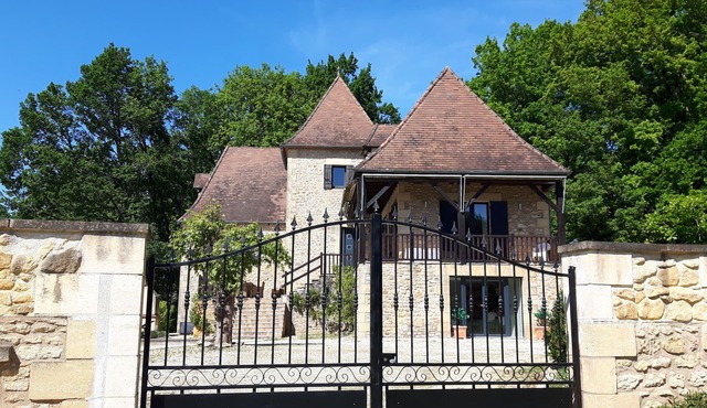 Beautiful family house with private pool on a Dordogne Valley hillside