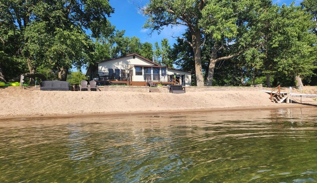 Beautiful, family friendly Lake home w/sunroom and 100ft of sandy beach!