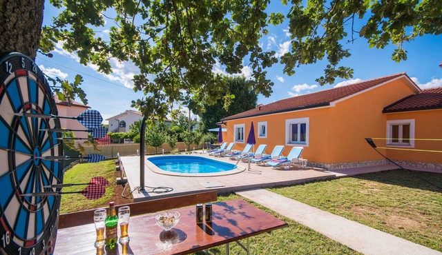 Beautiful family-friendly villa, pool & private garden, 15 minutes from the beach
