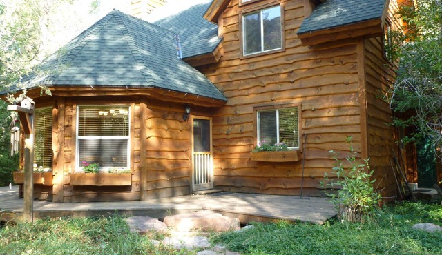 Beautiful family friendly cabin on the Weber river.
