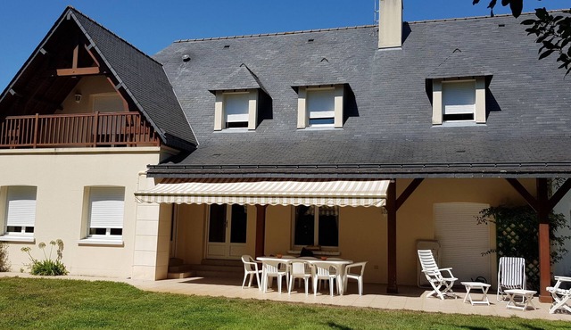 Beautiful family house 100m from the beach with large garden