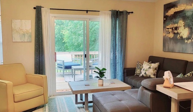 Beautiful family home near Elon & Greensboro, w/deck and firepit!