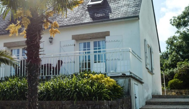 Beautiful family home with splendid sea view