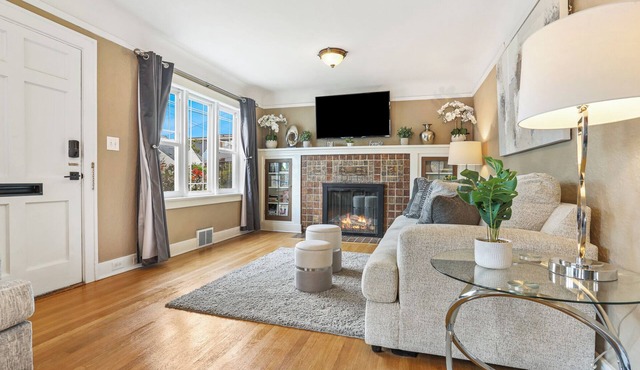 Beautiful Family Home, Location, near the UW Stadium, 5 Beds 2 Bath.