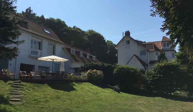 Beautiful family home with sea view and large garden for 8-10 people