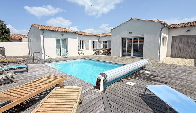 Beautiful family house with swimming pool, parking