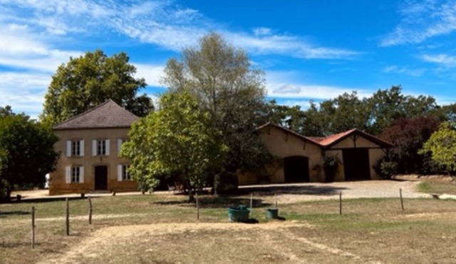 Beautiful family property with swimming pool, horses, charm and authenticity.