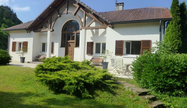 Beautiful family residence on the lake route