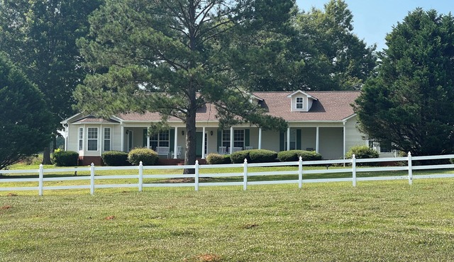 Beautiful family-sized retreat near Troy University. Large Porch & Cozy Patio!