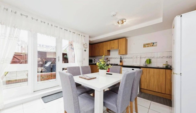 Beautiful Family Town Home With Private Parking