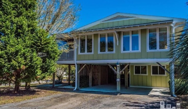 Beautiful family friendly Cottage, paddle boards, bikes kayaks Golf Cart rental