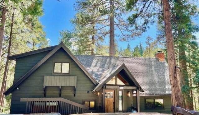 Beautiful family cabin w/forest views. Walk to Blue Jay, 2 miles to the Village