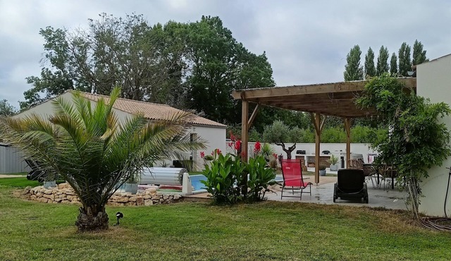 Beautiful family villa with swimming pool, large garden, quiet location, close to the sea