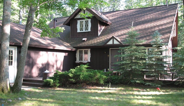 Beautiful Family Winter Ski Cottage. Located on a private lake.