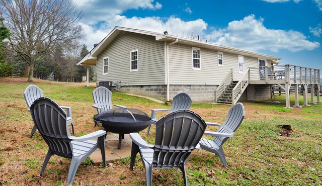 Beautiful Farm House Near Event Venues - Full Kitchen, Firepit & Grill!