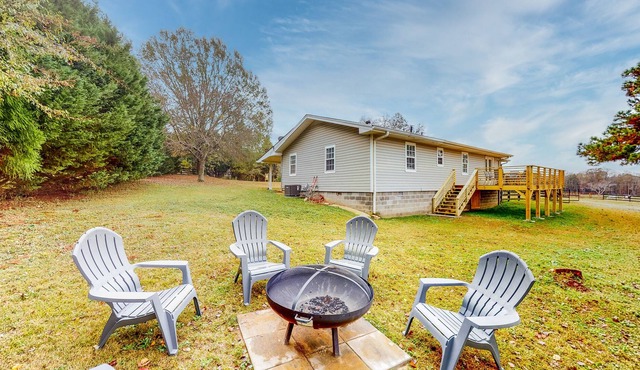 Beautiful Farm House Near Event Venues - Full Kitchen, Firepit & Grill