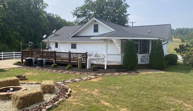 Beautiful farmhouse in the country close to Lake Lure, TIEC, and Biltmore House