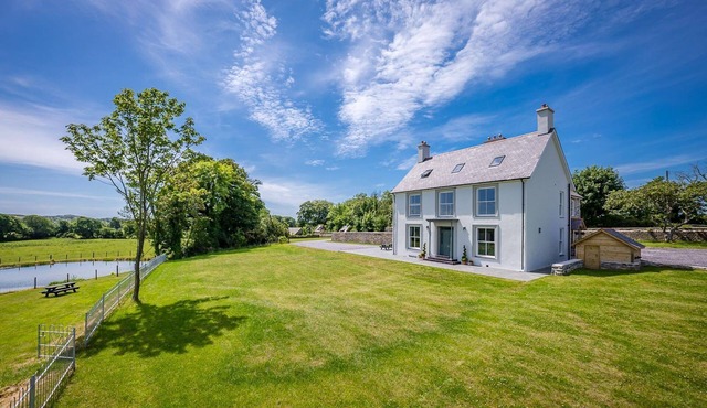 Beautiful Farmhouse Accommodation in a Country Setting | Hendre-Feinws